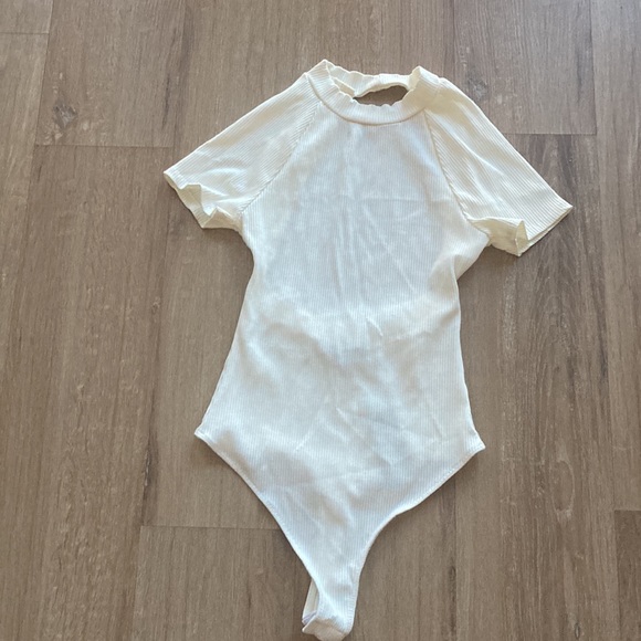 NWT Lulu’s cream backless bodysuit with turtle neck - Picture 3 of 4